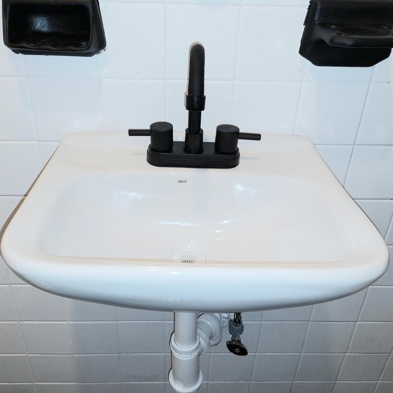 LAVABO ESQUINERO EMPOTRABLE CERÁMICA BRENO TRIANGULAR 16.5 X 40 X 55 CM, The Home Depot México