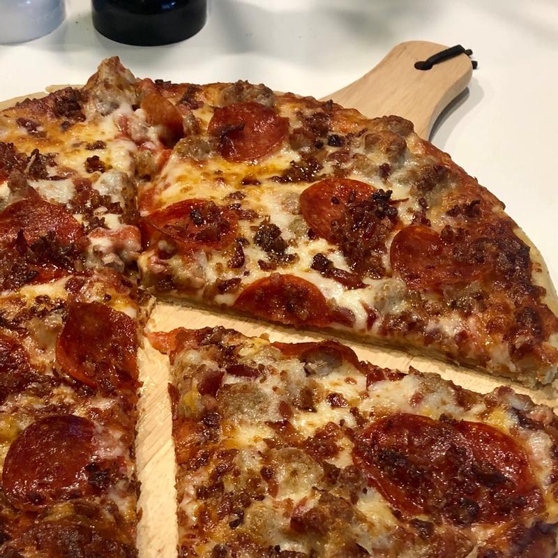 Was told this 15$ ski lodge pizza fit here, smaller than my hand :  r/PizzaCrimes