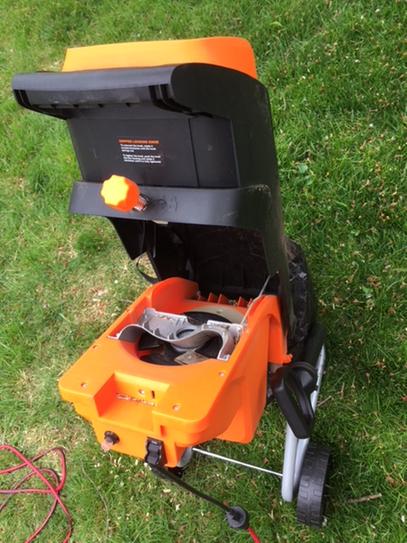 thumbnail image 2 of WEN 41130 15-Amp Electric Wood Chipper And Shredder With 13-Gallon Collection Bin 2 of 3