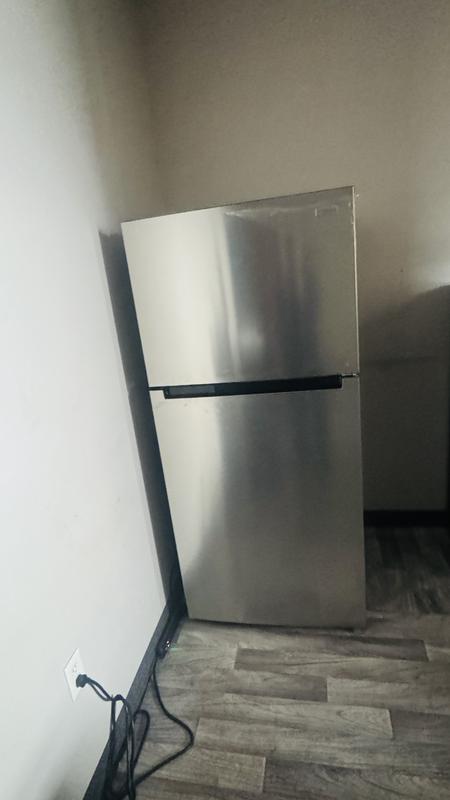 Vissani 10.1 cu. ft. Top Freezer Refrigerator in White Garage