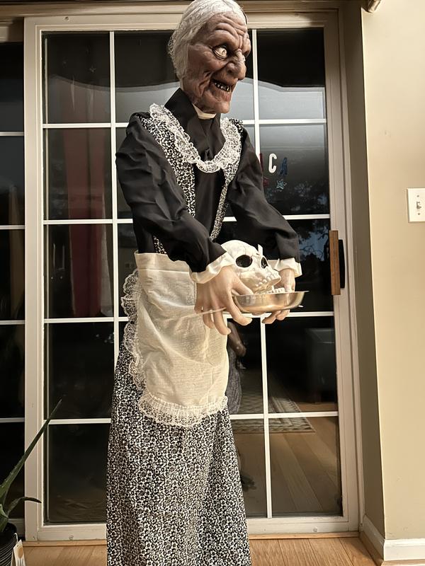 ハロウィンガーランド☆バンドメイド Haunted Hill Farm 5.1 ft. Animatronic Zombie Maid Holding Tray