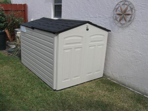 rubbermaid 6 ft. 6 in. x 5 ft. slide-lid resin shed