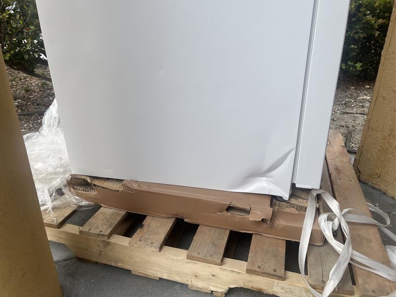 Vissani 18 cu. ft. Top Freezer Refrigerator DOE in White, Garage
