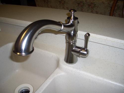 Delta Cassidy Single Handle Pull Out Sprayer Kitchen Faucet In