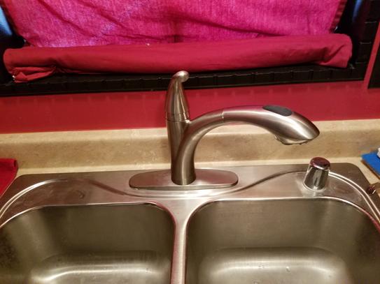 Glacier Bay Keelia Single Handle Pull Out Sprayer Kitchen Faucet
