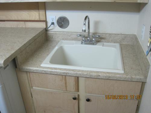 Mustee 22 In X 25 In Fiberglass Self Rimming Utility Sink In