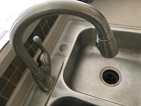 Delta Izak Single Handle Pull Down Sprayer Kitchen Faucet In