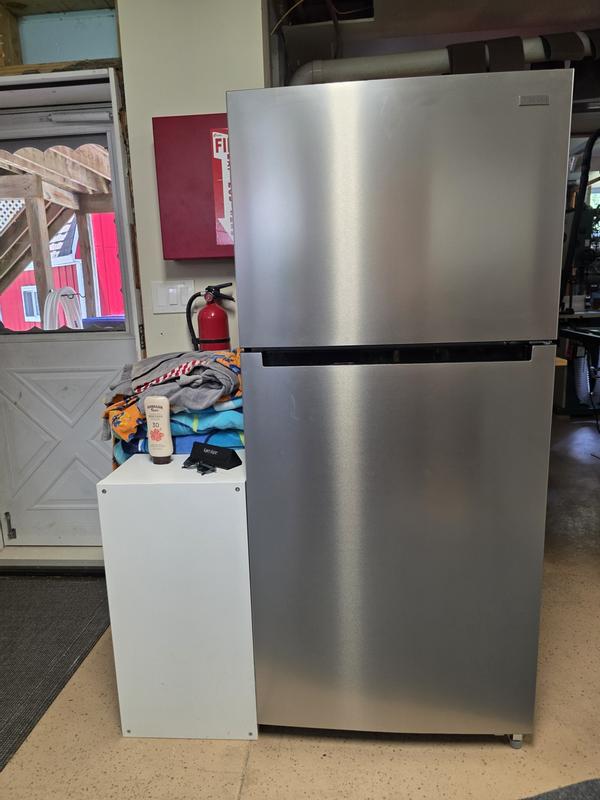 Vissani 18 cu. ft. Top Freezer Refrigerator DOE in White, Garage