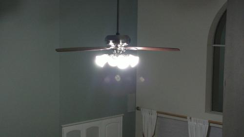 Hampton Bay Southwind outlet 52 in. Indoor LED Venetian Bronze Ceiling Fan with 5 Rever