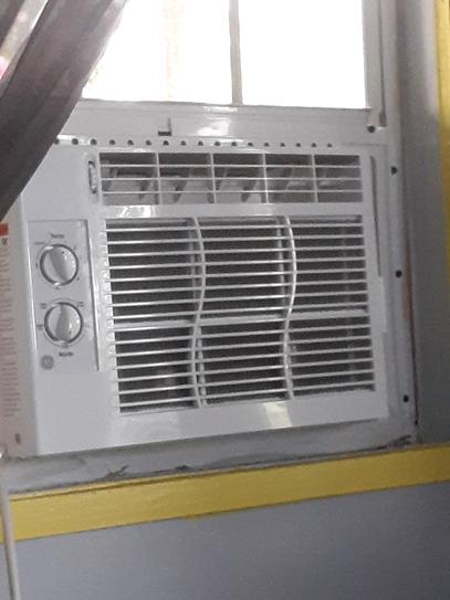 Ge 5 000 Btu 115 Volt Room Window Air Conditioner In White Ael05lx The Home Depot