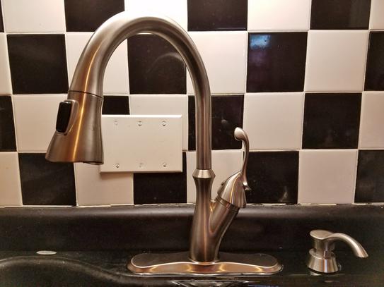 Delta Arabella Single Handle Pull Down Sprayer Kitchen Faucet With