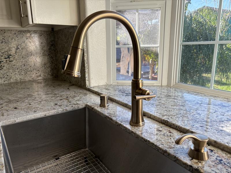 Delta Eldridge Single-Handle Pull Down Sprayer Kitchen Faucet with