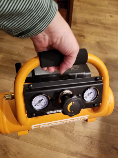 Compresor De Aire Portátil Freeman 20V - 1 Galón, Inalámbrico, Con Batería De 4 Ah