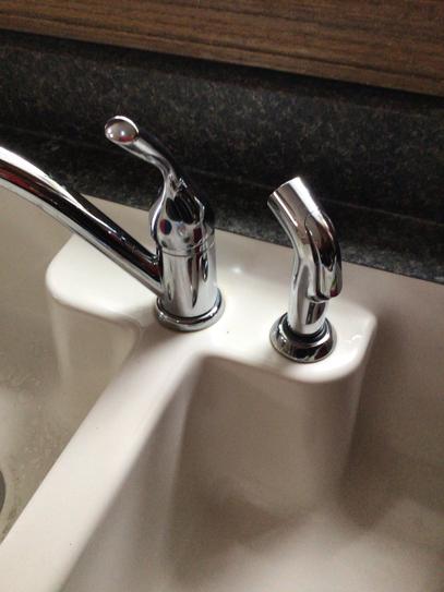 Delta Classic Single-Handle Standard Kitchen Faucet with Side Sprayer ...