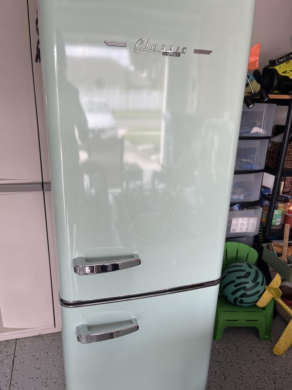 Unique Appliances Classic Retro 24 in 11.7 cu. ft. Frost Free