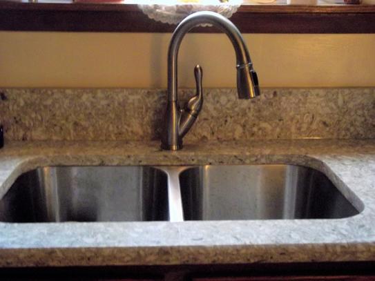 Delta Izak Single Handle Pull Down Sprayer Kitchen Faucet In
