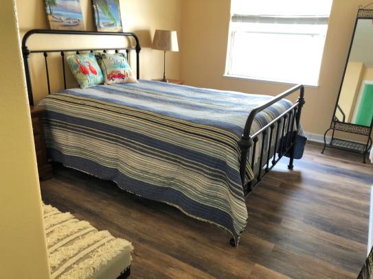 HomeSullivan Frost Grey Antique Graceful Victorian Metal Queen Bed 