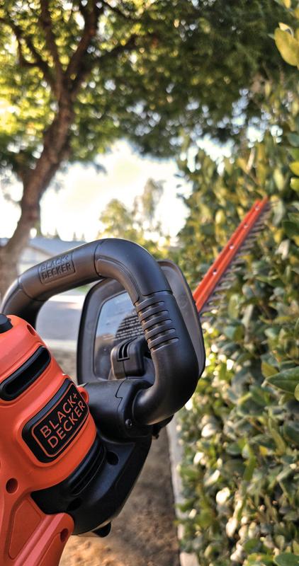 BLACK+DECKER 22 in. 4.0 Amp Corded Dual Action Electric Hedge