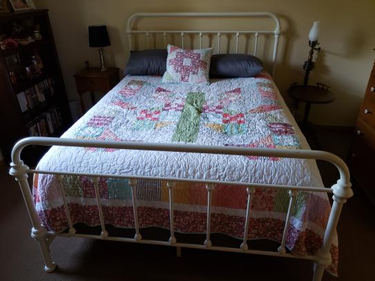 HomeSullivan Frost Grey Antique Graceful Victorian Metal Queen Bed 
