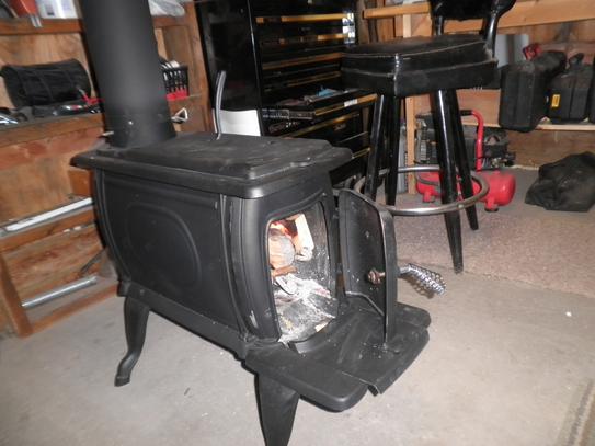 vogelzang-boxwood-800-sq-ft-cast-iron-wood-burning-stove-bx26e-at-the