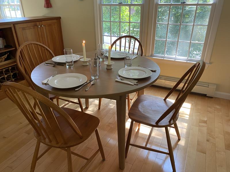 Brentwood round dining table discount