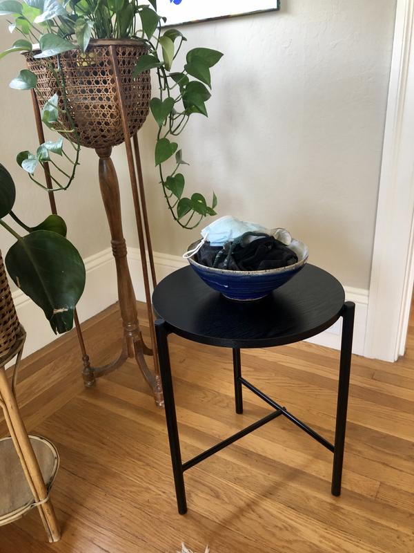 Black Round Side Table with T-Pattern Base Black Round Side Table with T-Pattern Base