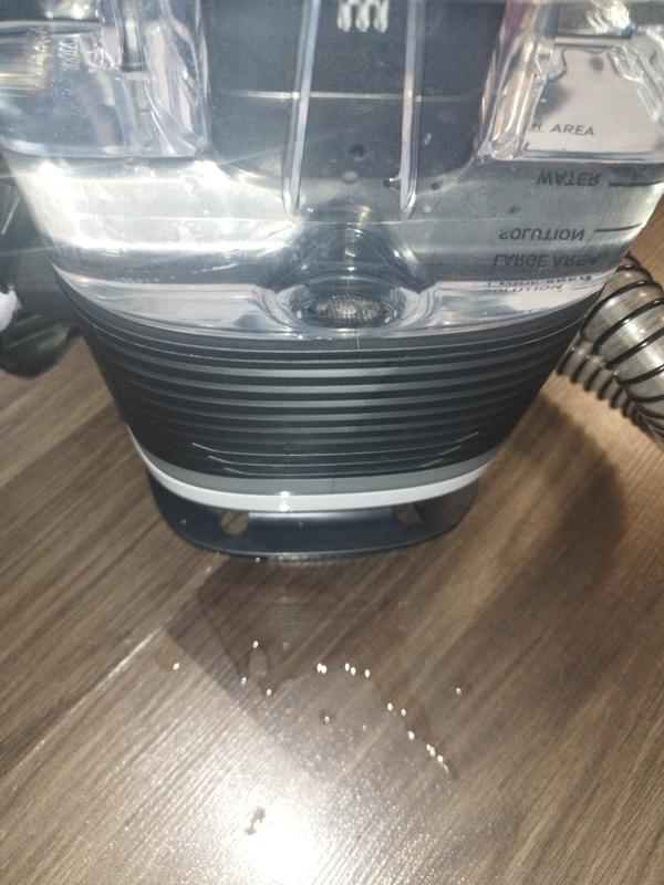 When installing the water tank, after a few seconds, it begins to leak water.