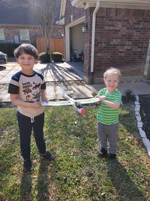 Having a blast outside, playing with this glider!