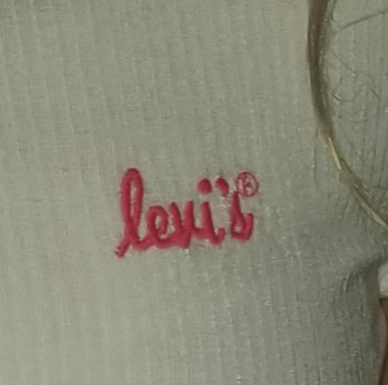 Logo in pink stitching