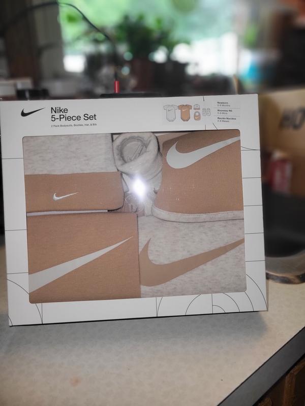 Nike 5-Piece Gift Set Baby 5-Piece Boxed Gift Set.