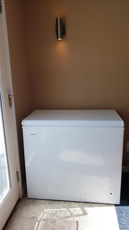 Hotpoint 7.1-cu ft Manual Defrost Chest Freezer (White) in the