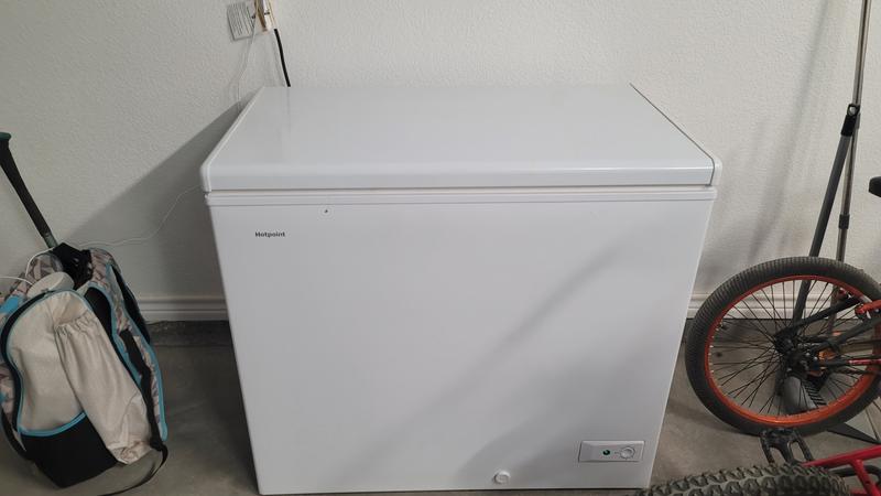 Hotpoint 7.1-cu ft Manual Defrost Chest Freezer (White) in the