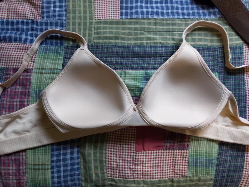 I feel itchiness/uncomfort at the bottom side boob area where there is some mesh