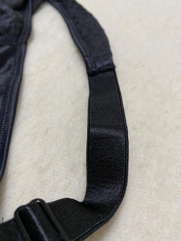 shoulder strap, non stretch fabric to elastic piece detail