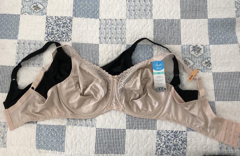 The black bra is a size 36DD.