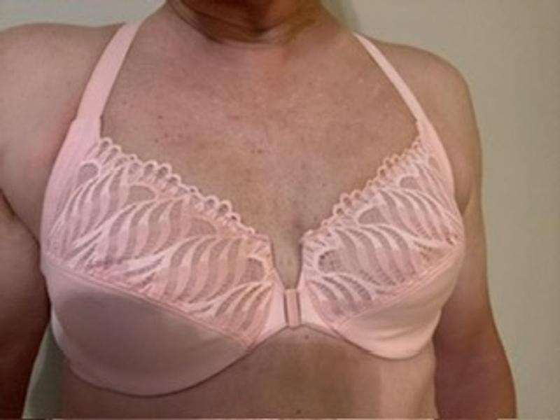 Very pretty bra!! Love the snug fit!!💗🥰
