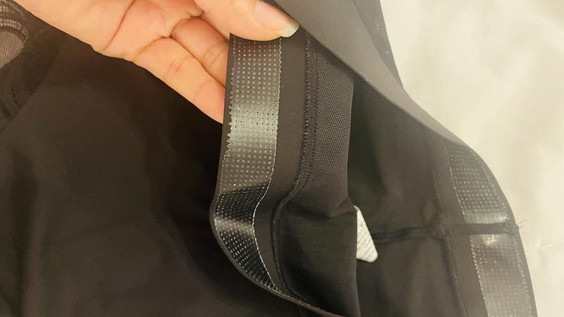 It does have the grippy strip all around the top to keep it from rolling down.