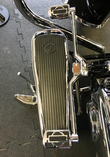 Nostalgic Shifter Pegs on Softail Deluxe