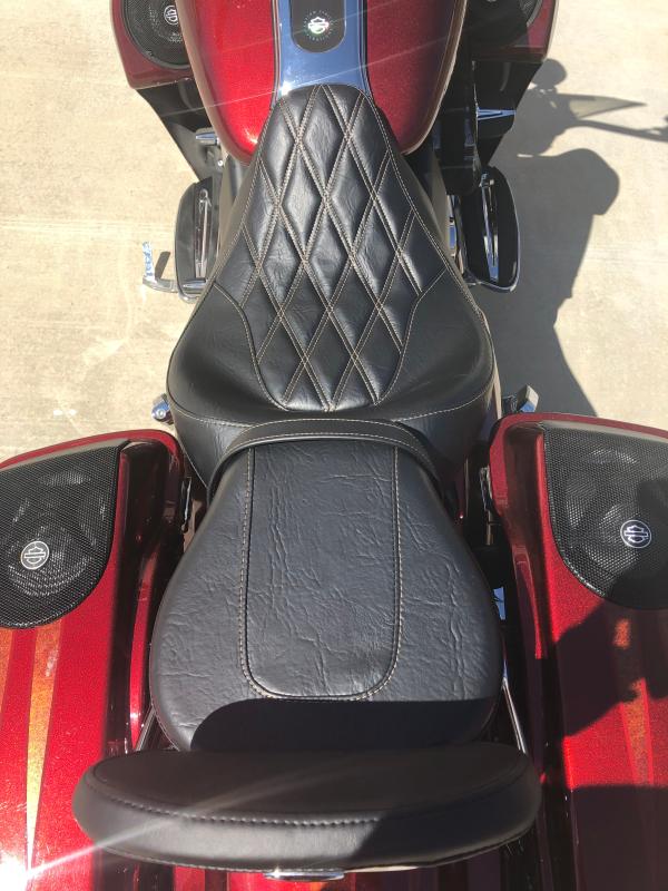2013 road king cvo with low profile seat, note the stitching