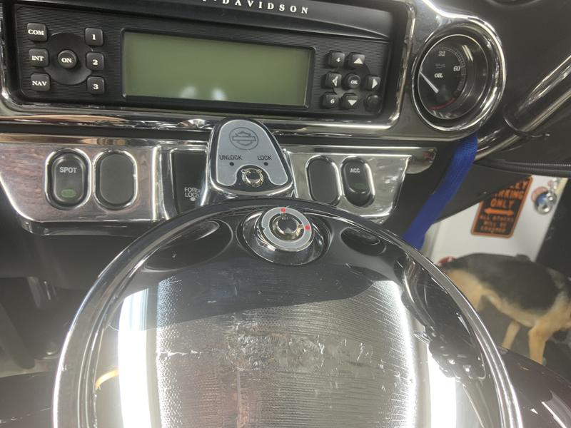 SMOOTH PUSH-BUTTON FUEL TANK CONSOLE<br />DOOR RELEASE - Gloss