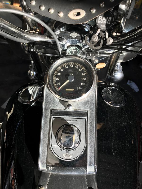 専用品 Flush-Mount Fuel Cap and Gauge Kit 62818-06G | Harley