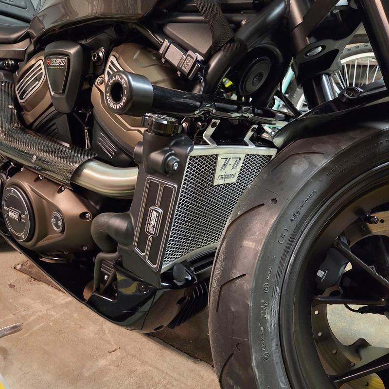 Flat-Out Bar 49000255 | Harley-Davidson USA