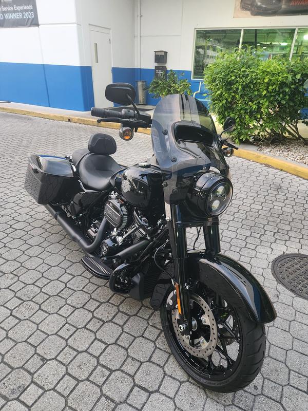 Road King H-D Detachables Windshield - 18 in. 57400381 Road King H-D Detachables Windshield - 18 in. 57400381