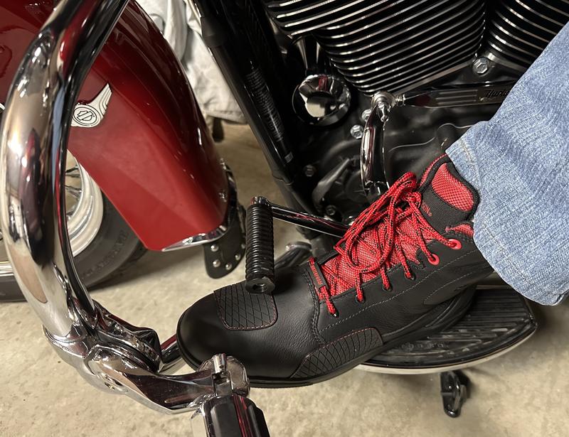 I added the red laces... great shoe!