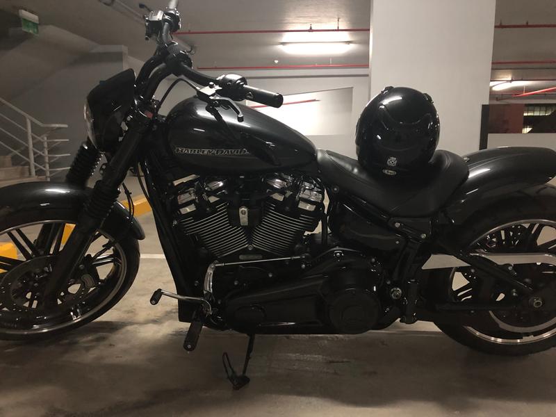 Narrow outer primary in Gloss Black