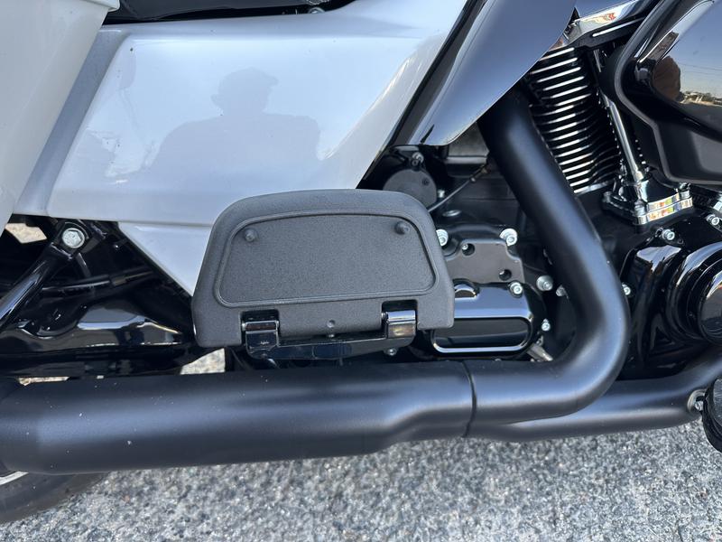 2024 Road Glide - White Onyx Pear with OEM Passenger Floorboards
