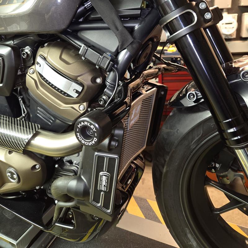 Flat-Out Bar 49000255 | Harley-Davidson USA