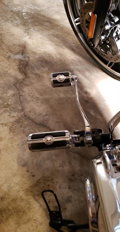 Skull foot pegs