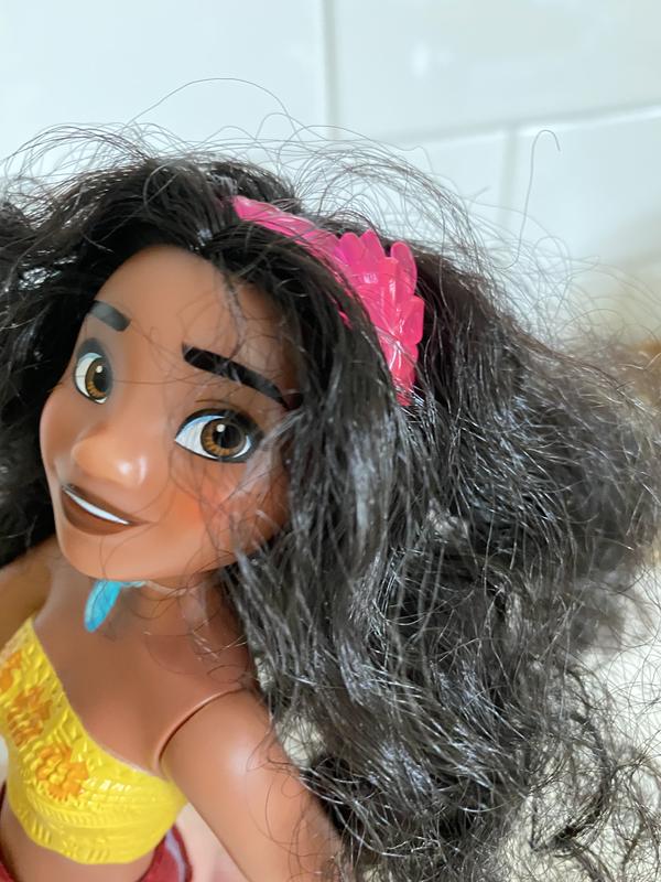 Hairband and necklace detail