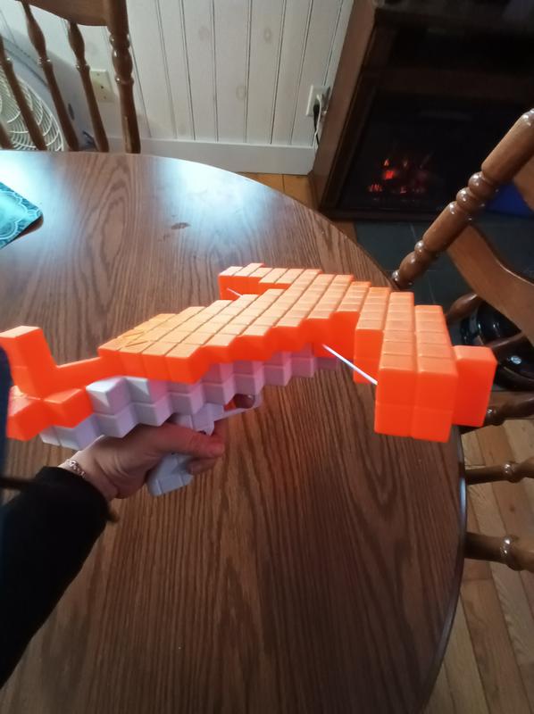 Nerf Minecraft - Arbalète des Pillager à fléchettes - inclut 3 fléchettes  Nerf Elite - Tire comme Une Vraie arbalète